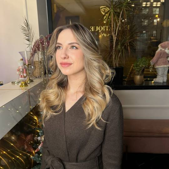 Esthetique Privé #beograd Feniranje i stilizovanje Feniranje četkom na talase / lokne - duga kosa