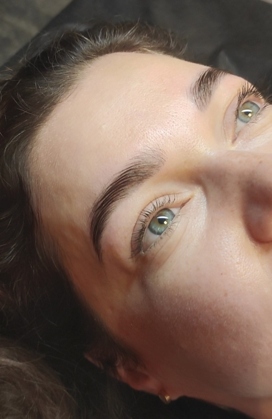 Korekcija obrva voskom / pincetom + Brow lift - AmiSo Beauty Studio, Novi Sad Obrve Lice Obrve, Novi Sad, Centar - Stari grad