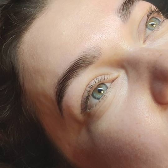 AmiSo Beauty Studio #novisad Obrve Korekcija obrva voskom / pincetom + Brow lift