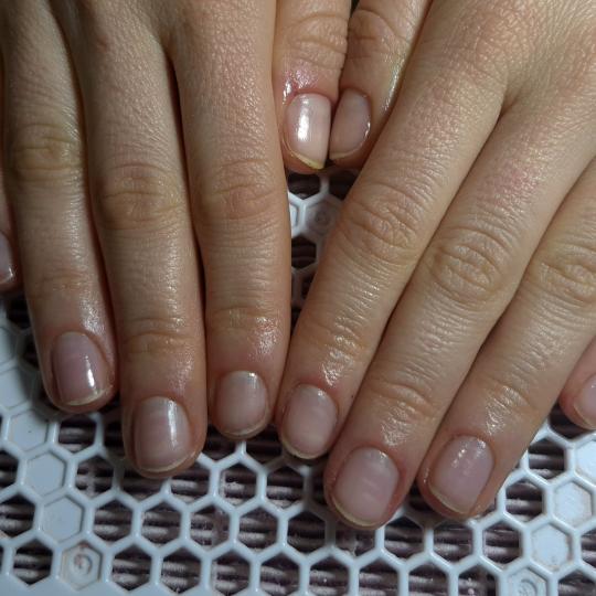 Krispy tattoo & nails #beograd Manikir Manikir Uz klasičan manikir, piling ruku uklanja mrtve ćeli