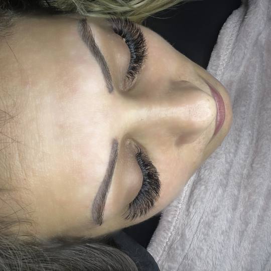 Nini beauty studio #beograd Nadogradnja trepavica Nadogradnja trepavica - ruski volumen