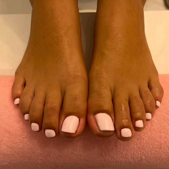 Esthetique Privé #beograd Estetski pedikir Klasičan pedikir + trajni lak