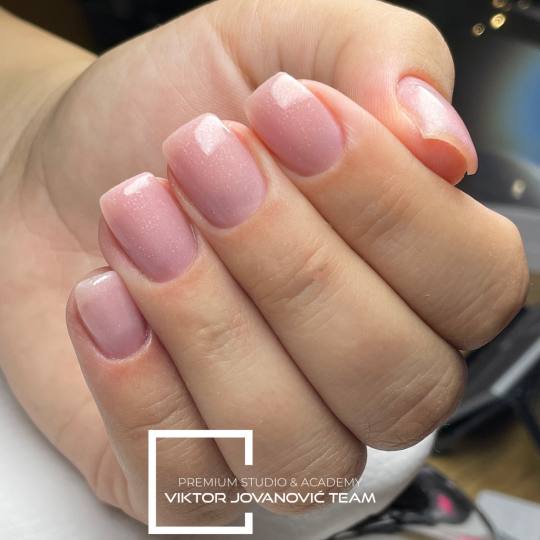 BEAUTY CENTER Viktor Jovanović #subotica Manikir Ojacavanje prirodnih noktiju - M velicina