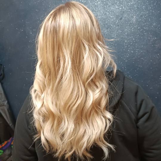 Travijata Donna #novisad Farbanje kose Balayage ili Farbanje izrastka + pramenovi blanšom + preliv 