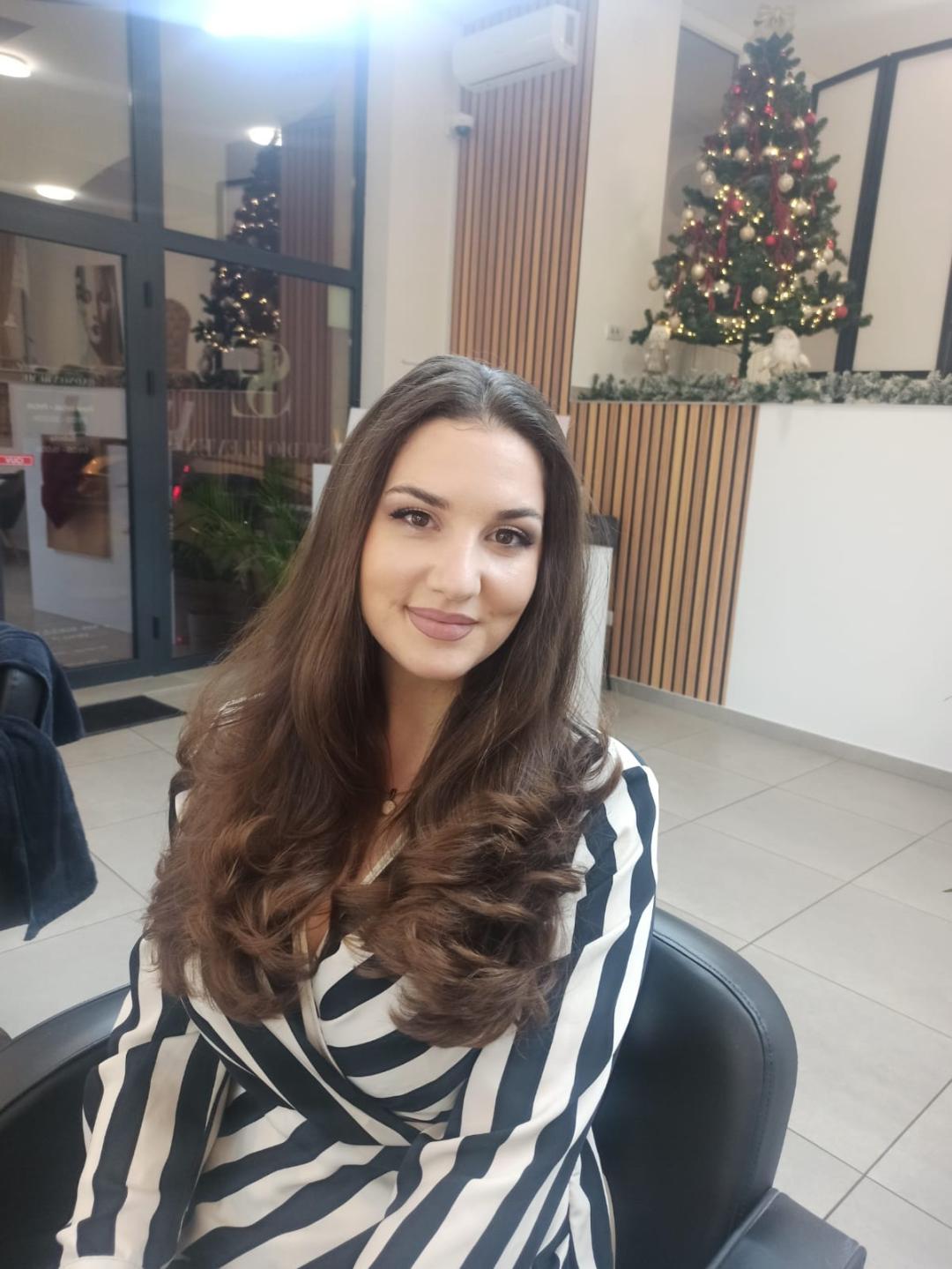 Feniranje na ravno - kosa srednje dužine - Studio Eleven Ladies&Gentlemen, Beograd Feniranje i stilizovanje Frizerski saloni Feniranje i stilizovanje, Beograd, Zvezdara