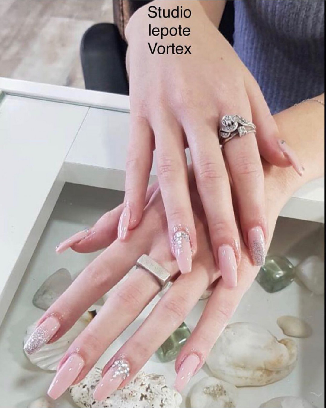 Vortex #beograd Korekcija noktiju Korekcija nadogradnje / ojačavanja / izlivanja noktiju gelom - salonski rad