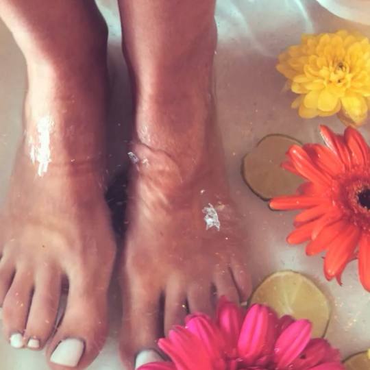 Mimo Velish #beograd Estetski pedikir Glitter Glowers Lime spa pedikir za KRALJEVSKO UŽIVANJE SPA p