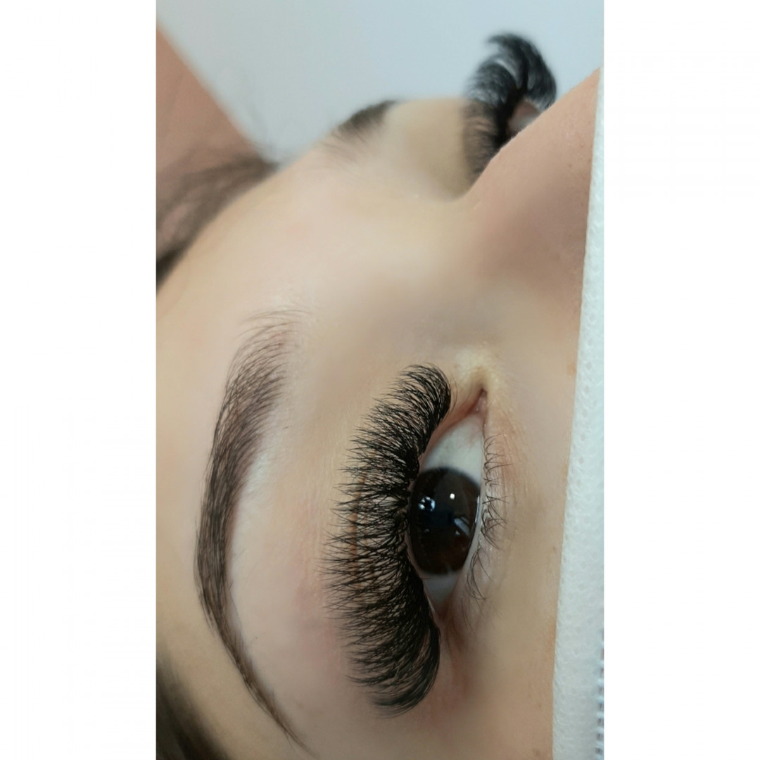 Gloss studio #nis Nadogradnja trepavica Nadogradnja svilenih trepavica - ruski volumen