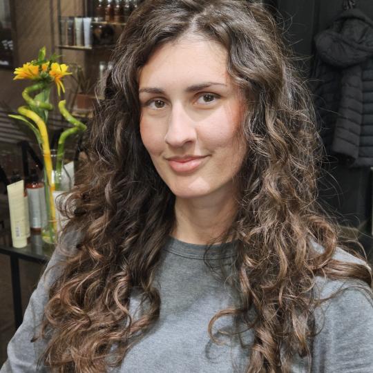 Amanović #beograd Žensko šišanje Žensko šišanje - sve dužine kose, feniranje uključeno Friz