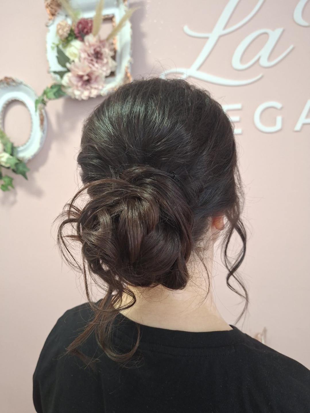 Svečana frizura lokne - punđa + lokne - La Vie Elegance, Niš Svečane i frizure za svadbu Frizerski saloni Svečane i frizure za svadbu, Niš, Medijana