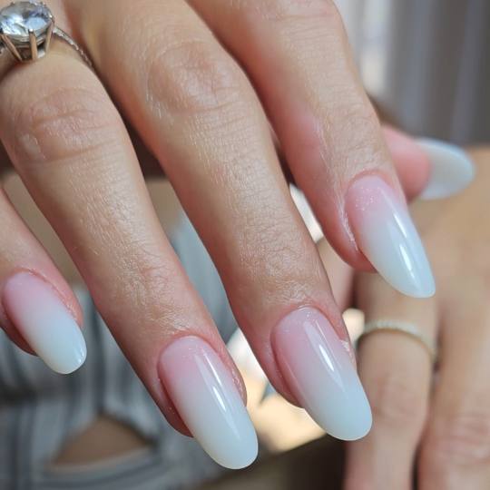 Elegance Touch #beograd Manikir Korekcija/Izlivanje noktiju gelom L dužina + boja/frenč/ombre Podr
