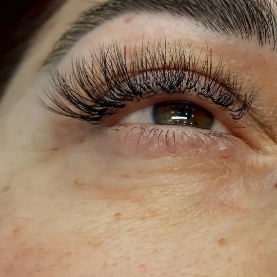 Albina Unisex Studio Lepote #temerin Nadogradnja trepavica Nadogradnja volumenskih trepavica 3D + ob