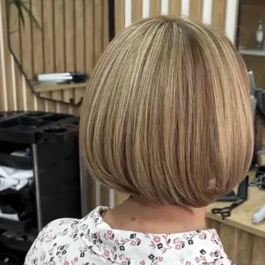 Jelena Marinković #beograd Žensko šišanje Žensko šišanje - kosa srednje dužine Moderna i kla