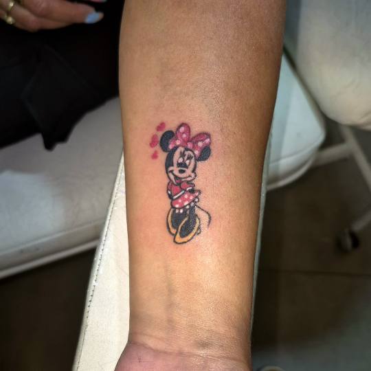 Krispy tattoo & nails #beograd Ostalo Tetovaža 5 x 5 cm - color Tetovaža mini maus 🤩