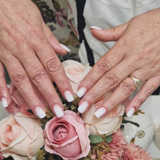 Lux&Glam #beograd Ojačavanje noktiju Ojačavanje prirodnih noktiju gelom - S dužina milky🥰