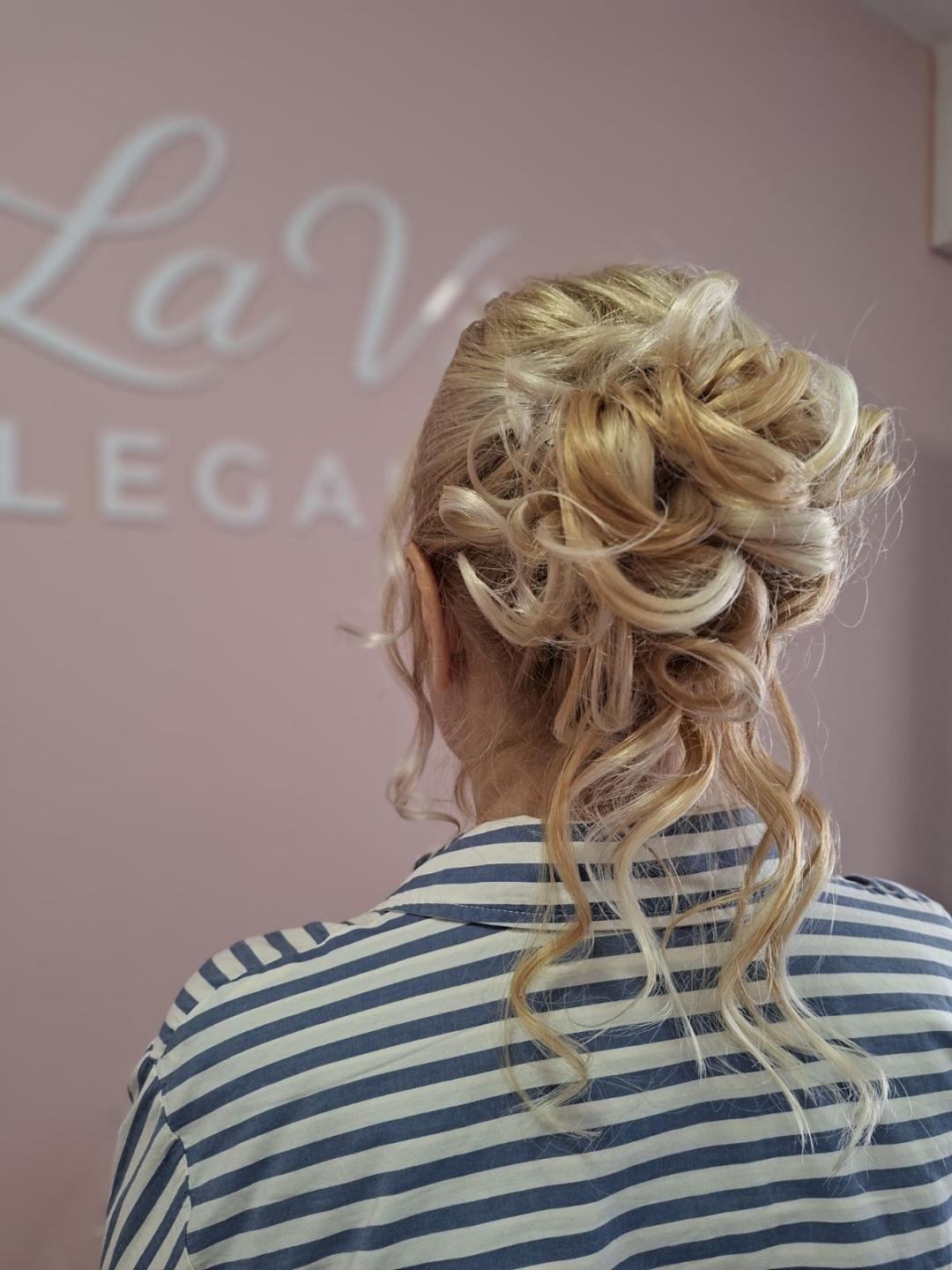 Svečana frizura lokne - punđa + lokne - La Vie Elegance, Niš Svečane i frizure za svadbu Frizerski saloni Svečane i frizure za svadbu, Niš, Medijana