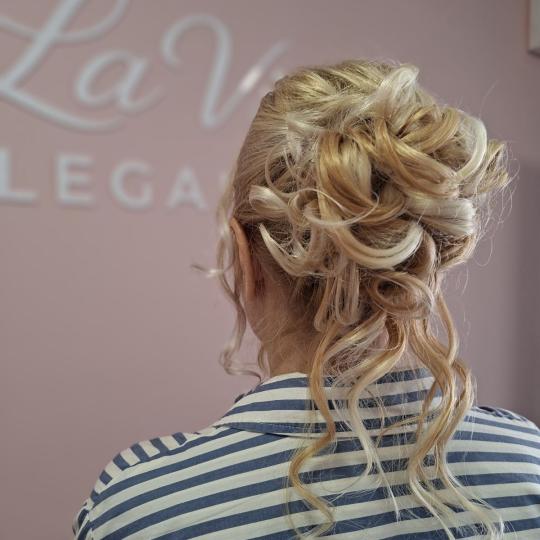 La Vie Elegance #nis Svečane i frizure za svadbu Svečana frizura lokne - punđa + lokne