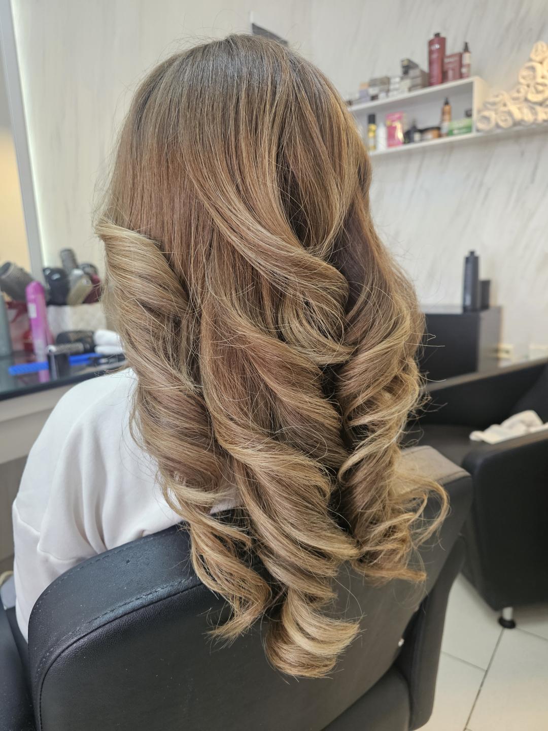 Studio Slavica - Cale #krusevac Feniranje i stilizovanje Feniranje na lokne srednja duzina kose