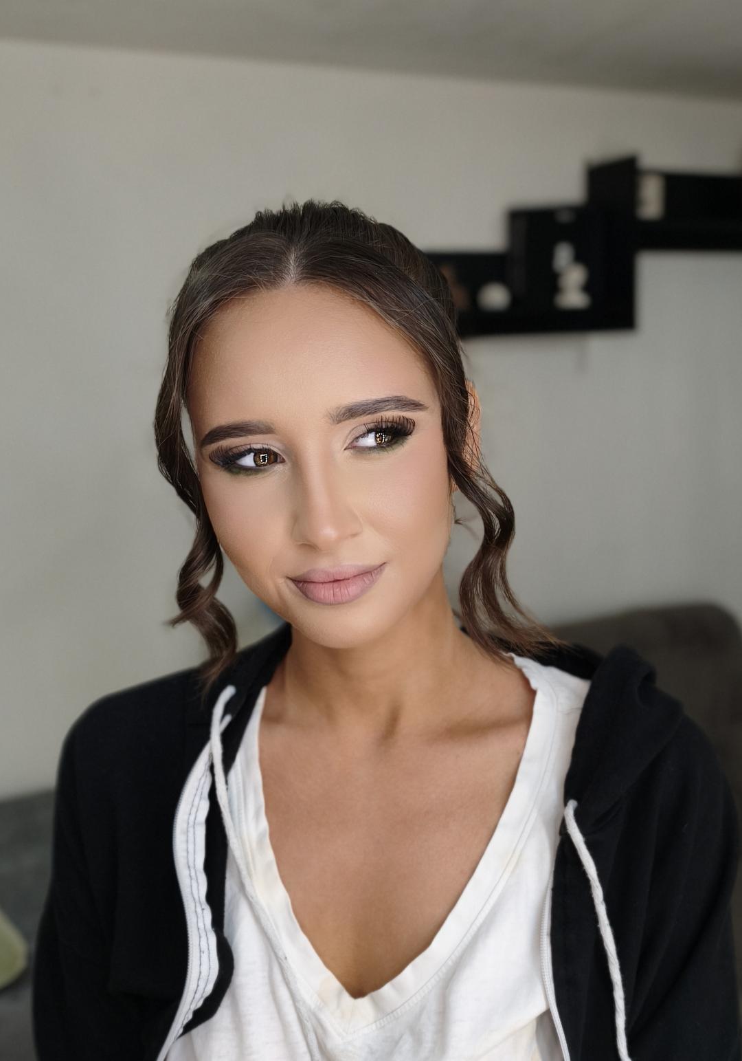 Profesionalno šminkanje + veštačke trepavice gratis - Ismi Studio, Stara Pazova Make-up / šminkanje Lice Make-up / šminkanje, Stara Pazova, Centar