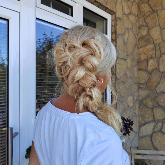 Dillane Beauty #kraljevo Svečane i frizure za svadbu Frizura - kosa srednje dužine