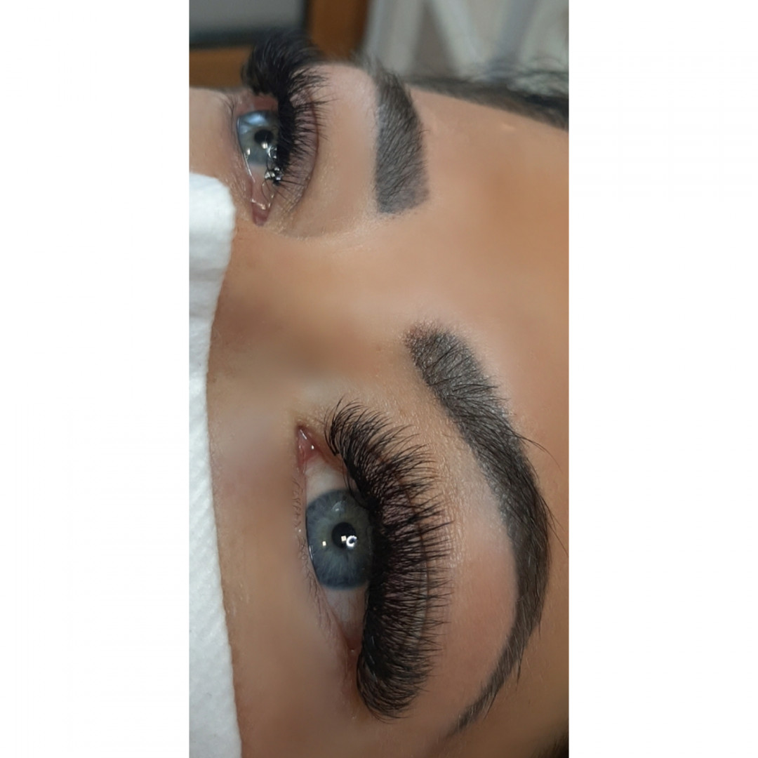 Gloss studio #nis Nadogradnja trepavica Nadogradnja svilenih trepavica - ruski volumen