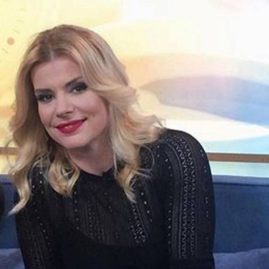 Mademoiselle #beograd Uvijanje, lokne i talasi Feniranje na talase / četke - kosa srednje dužine p