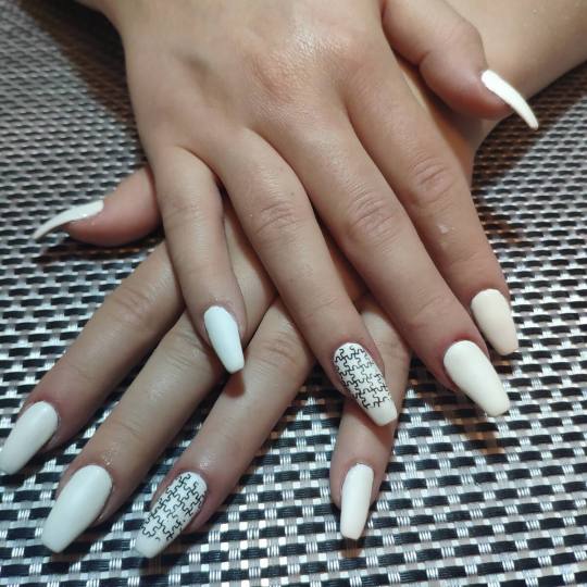 Friends beauty studio #beograd Izlivanje noktiju Slazemo slagalicu ? Izlivanje noktiju gelom