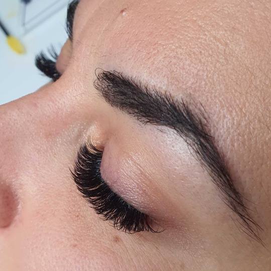 Right Beauty #beograd Nadogradnja trepavica Nadogradnja trepavica - ruski volumen 5D - 8D