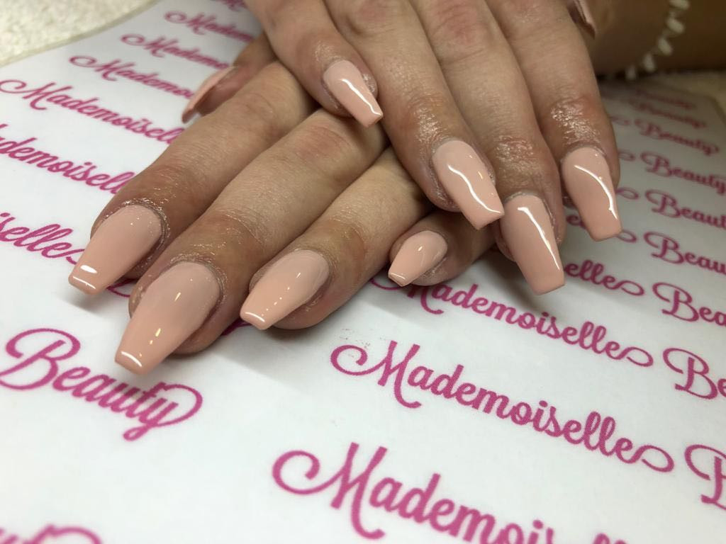 Izlivanje noktiju gelom - L dužina - Mademoiselle Beauty, Beograd Izlivanje noktiju Nokti Izlivanje noktiju, Beograd, Vračar, Čubura, Crveni krst