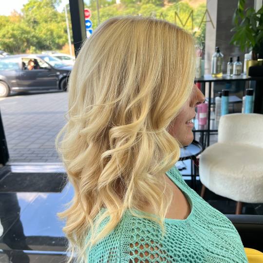 Amaya BeautyConcept #beograd Feniranje i stilizovanje Feniranje na lokne - duga kosa