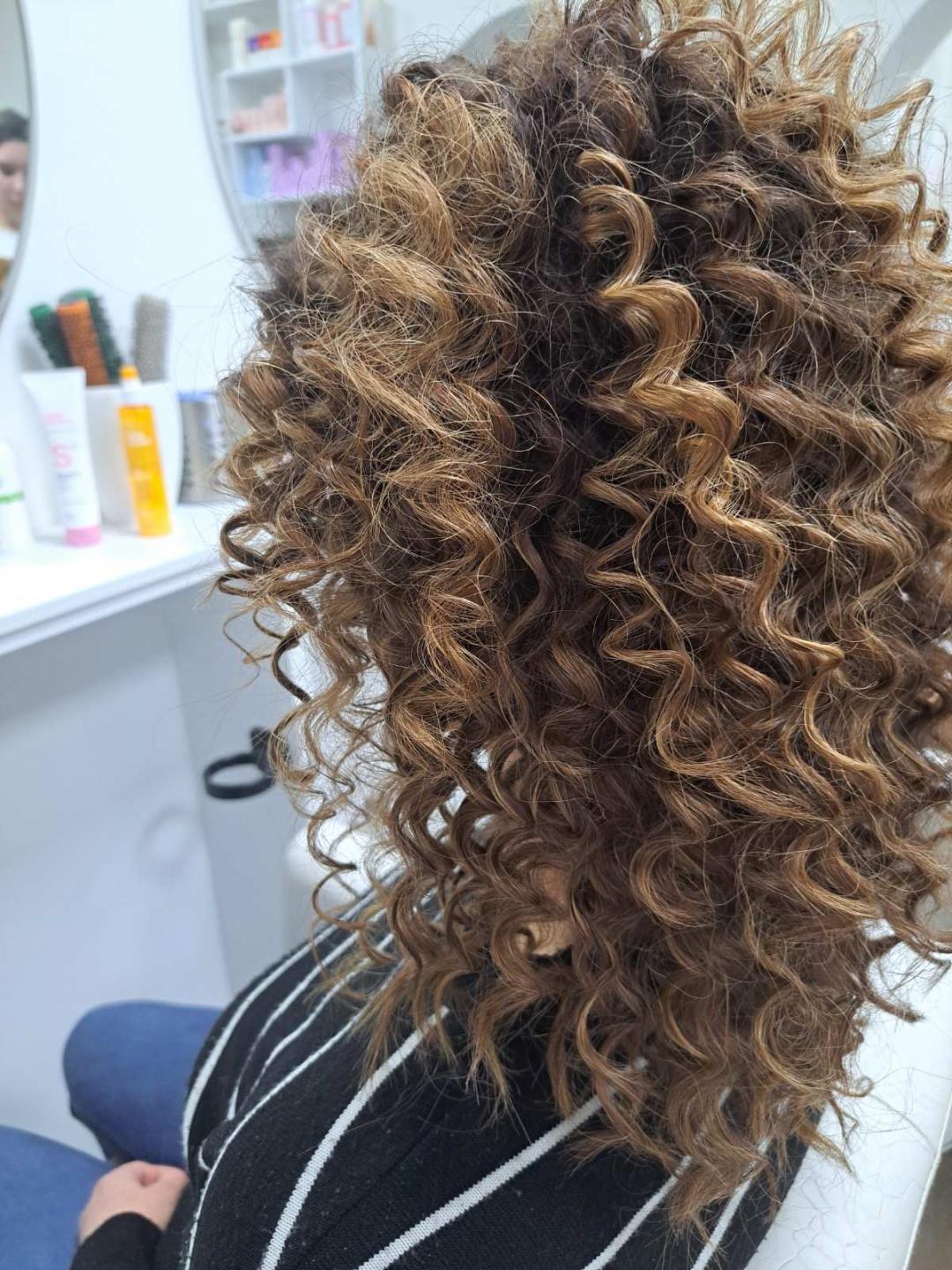 Bella Nova #beograd Uvijanje, lokne i talasi Afro lokne - kosa preko ramena