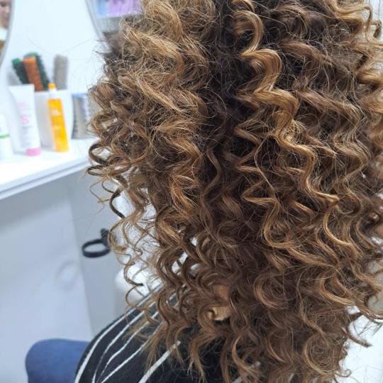 Bella Nova #beograd Uvijanje, lokne i talasi Afro lokne - kosa preko ramena