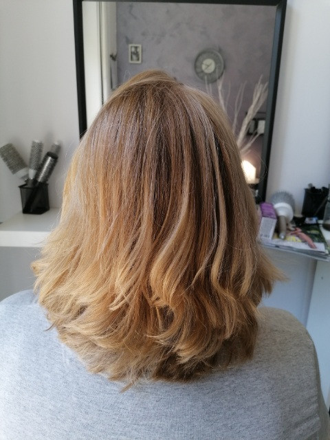 Salon Klinik #beograd Žensko šišanje Žensko šišanje + feniranje na ravno - duga kosa