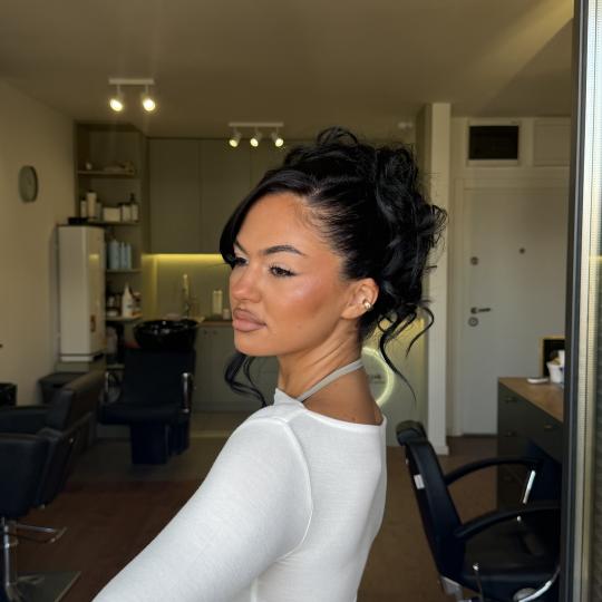Guapa Beauty Concept #beograd Svečane i frizure za svadbu Svečana frizura - punđa duga kosa Frize
