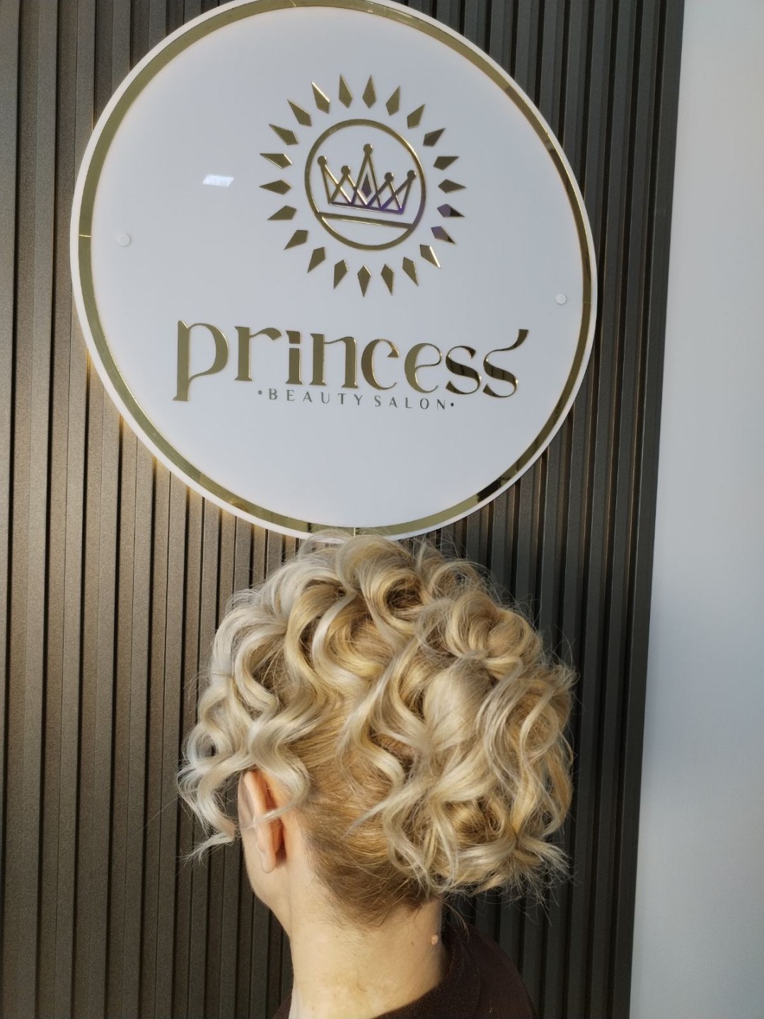 Princess beauty #nis Farbanje kose Svečana frizura - punđa sa loknama