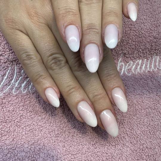 Diamond beauty #beograd Ojačavanje noktiju Ojačavanje noktiju gelom / korekcija - M dužina