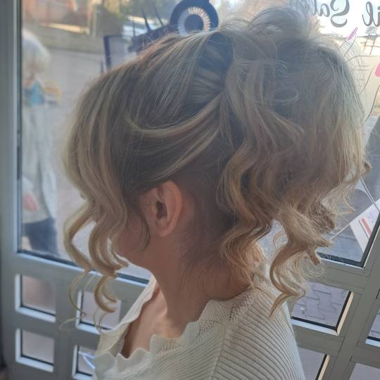 Primadonna Jelena #pancevo Svečane i frizure za svadbu Svečana frizura - složena punđa