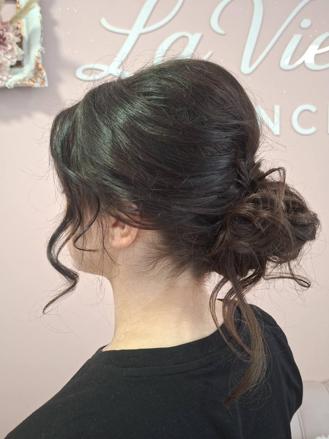 Svečana frizura lokne - punđa + lokne - La Vie Elegance, Niš Svečane i frizure za svadbu Frizerski saloni Svečane i frizure za svadbu, Niš, Medijana