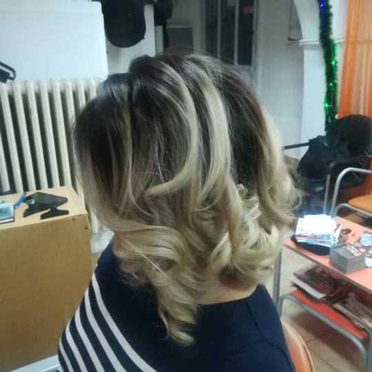 Lara i Marija #beograd Feniranje i stilizovanje Feniranje na ravno - duga kosa