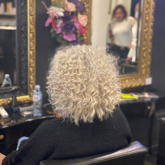 Baroque #beograd Uvijanje, lokne i talasi Afro lokne - kosa srednje dužine