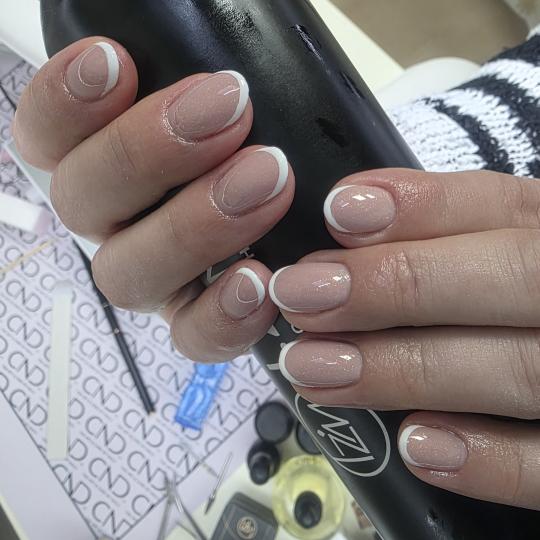 Gospođica Draga #novisad Manikir Francuski manikir Francuski manikir je bezvremenska klasika koja n