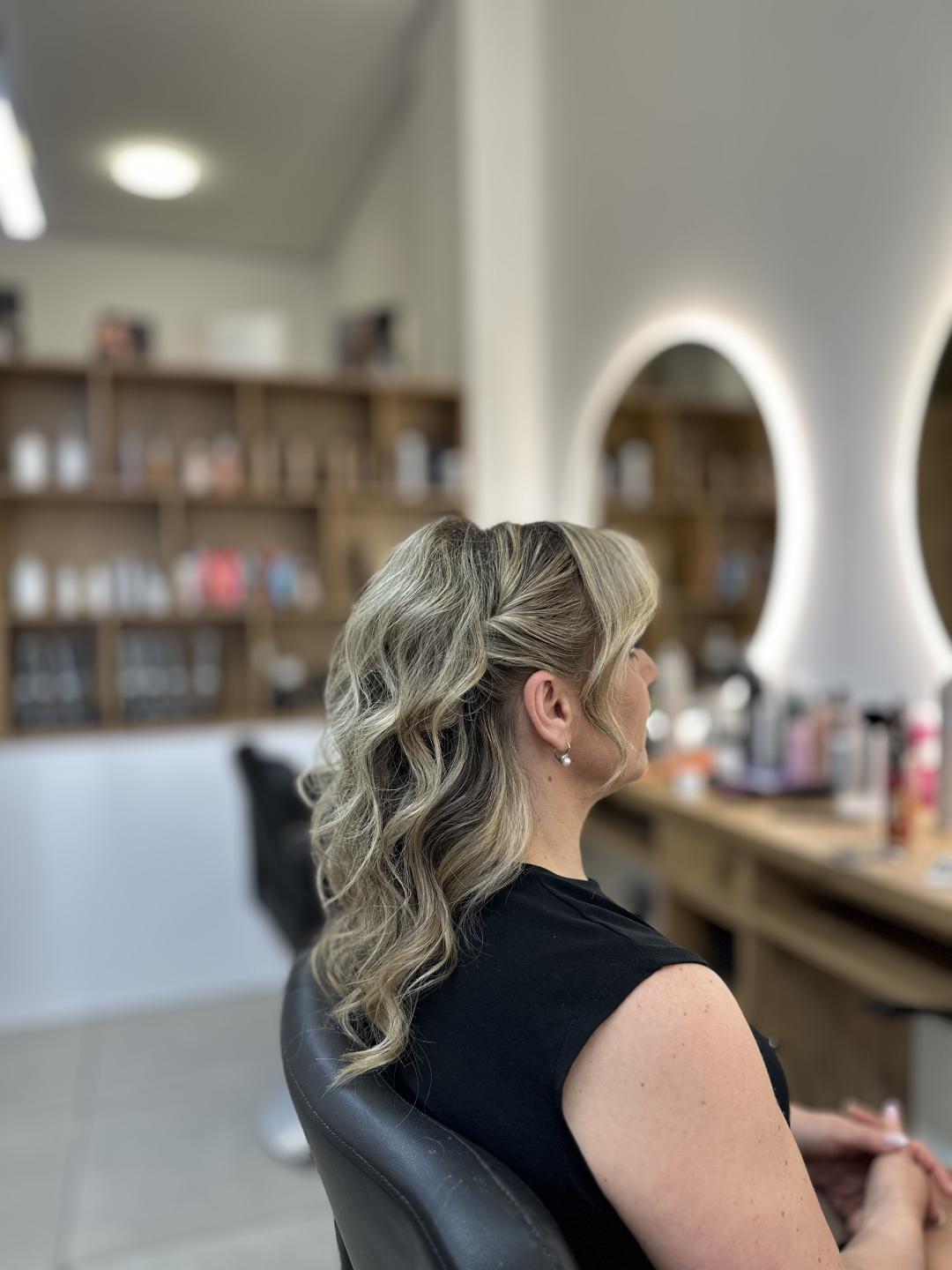 Svečana frizura - kosa srednje dužine - Studio Eleven Ladies&Gentlemen, Beograd Svečane i frizure za svadbu Frizerski saloni Svečane i frizure za svadbu, Beograd, Zvezdara