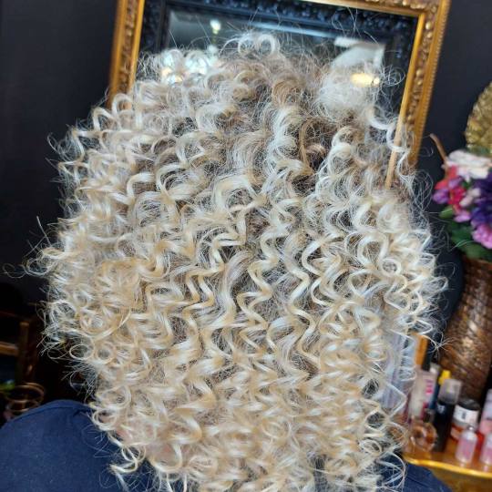 Baroque #beograd Uvijanje, lokne i talasi Afro lokne - kosa srednje dužine