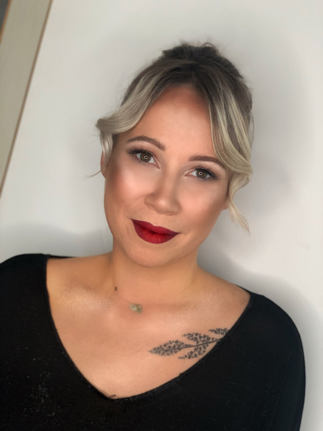 Profesionalno šminkanje + peglanje / lokne (podrazumeva dolazak sa čistom kosom) - M Studio 0303, Novi Sad Make-up / šminkanje Lice Make-up / šminkanje, Novi Sad, Sajmište, Detelinara, Banatić