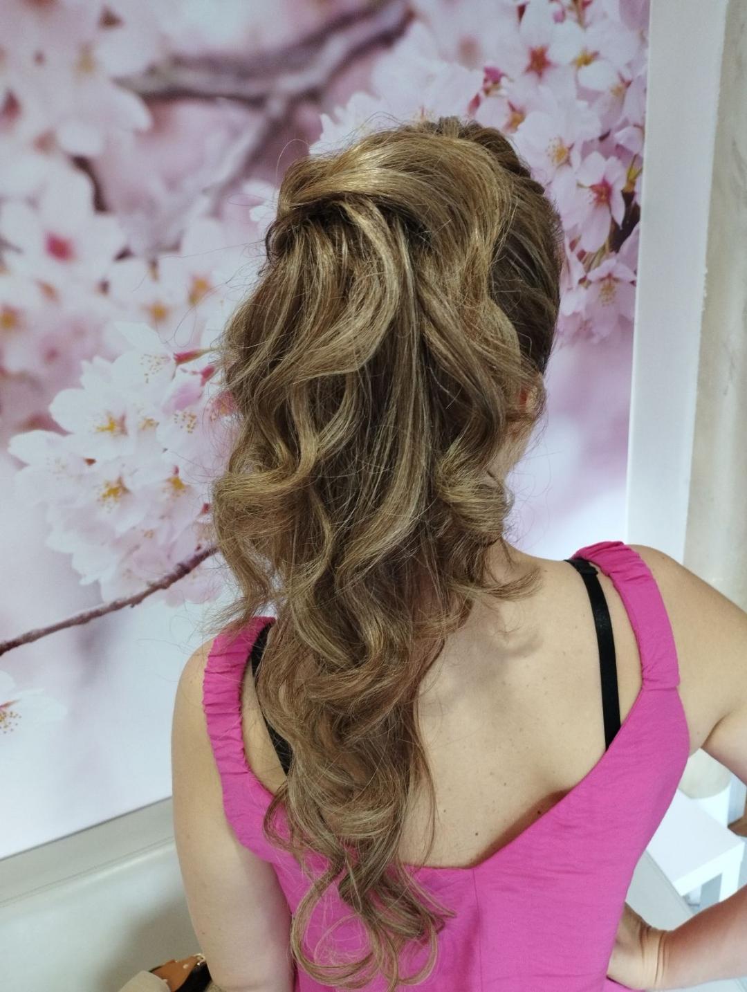 Svečana frizura - jednostavna - Dve mace 1, Beograd Pletenice, kike, punđe Frizerski saloni Pletenice, kike, punđe, Beograd, Novi Beograd Stari Merkator