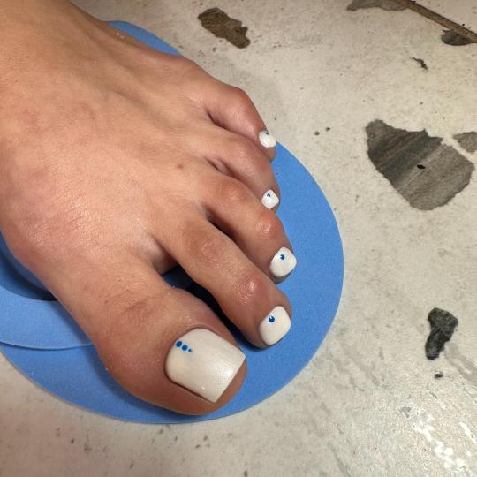 T studio nail #beograd Estetski pedikir Estetski pedikir sa podo diskovima + gel lak