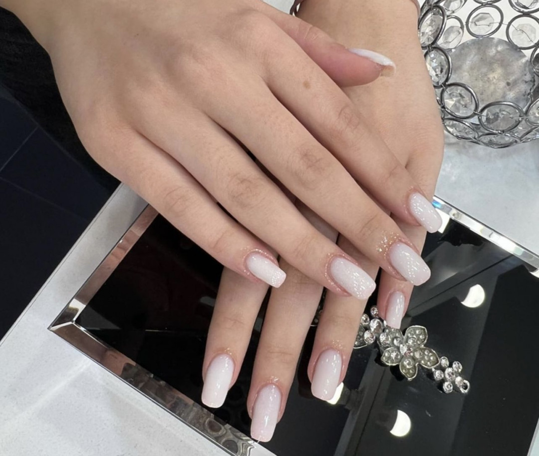 Nini beauty studio #beograd Ojačavanje noktiju Ojačavanje noktiju ruber bazom