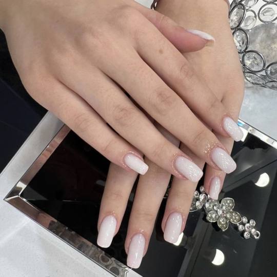 Nini beauty studio #beograd Ojačavanje noktiju Ojačavanje noktiju ruber bazom