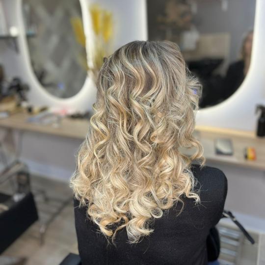 Slavica #beograd Feniranje i stilizovanje Feniranje na lokne - duga kosa lokne