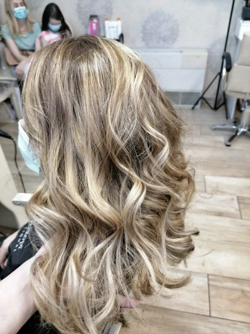Bibi beauty centar #beograd Pramenovi Pramenovi na foliju u 1 / 2 boje / blanšem + preliv - kosa srednje dužine